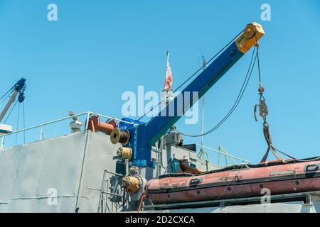 Nave industriale nel porto di Batumi in una giornata di sole, Georgia Foto Stock