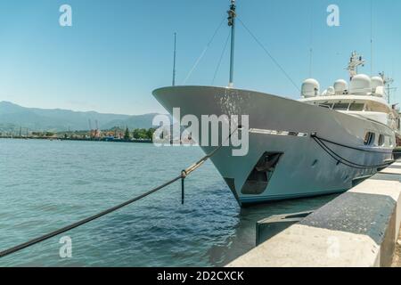 Bianco grande yacht ormeggiato nel porto in una giornata di sole, Batumi Foto Stock