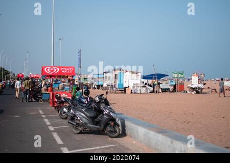 Chennai, India - 8 febbraio 2020: Vista della vita quotidiana che accade a Chennai Beach l'8 febbraio 2020 a Chennai, India Foto Stock