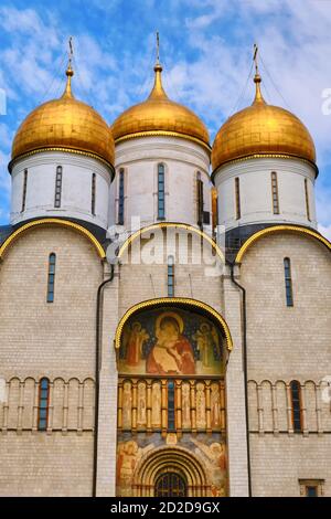 Portale meridionale della Cattedrale dell'Assunzione del Cremlino. Secondo la leggenda, nel 12 ° secolo Vladimir Monomakh ha portato la doppia ala di rame Foto Stock