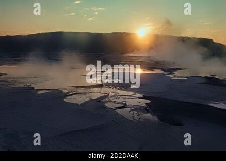 Mammoth Hot Springs all'alba, e il Parco Nazionale di Yellowstone, Wyoming USA Foto Stock