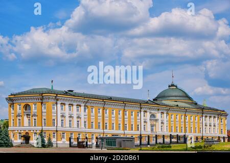 Il Palazzo del Senato è un edificio cerimoniale sul territorio del Cremlino di Mosca, costruito dall'architetto russo Matvey Kazakov nel 1776-1787 - Cremlino, M. Foto Stock