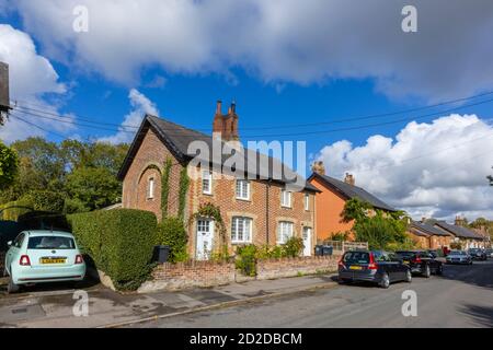 Cottage sul lato della strada con attraente muratura a motivi di stile locale a Great Bedwyn, un villaggio nel Wiltshire orientale, Inghilterra meridionale, in una giornata di sole Foto Stock