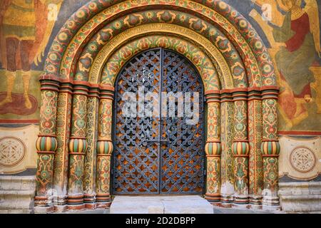 La porta all'ingresso della Cattedrale di assunzione del Cremlino. Antica porta dipinta con icone con i volti dei santi - Mosca, Russia, 2 giugno Foto Stock