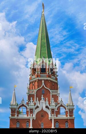 La torre della Trinità è la torre di viaggio centrale della parete nord-occidentale del Cremlino di Mosca, di fronte al giardino Alexander - Mosca, Russia, giugno 2019 Foto Stock