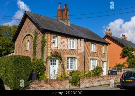 Cottage sul lato della strada con attraente muratura a motivi di stile locale a Great Bedwyn, un villaggio nel Wiltshire orientale, Inghilterra meridionale, in una giornata di sole Foto Stock