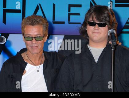 06 ottobre 2020 - Eddie Van Halen, chitarrista leggendario della Hall of Fame e co-fondatore di Van Halen -- è morto dopo una lunga battaglia con il cancro alla gola all'età di 65 anni. File Foto: 13 Agosto 2007 - Beverly Hills, California - Eddie Van Halen e il figlio Wolfgang Van Halen. Van Halen e David Lee Roth annunciano il tour in Nord America al Four Seasons Hotel. Photo credit: Byron Purvis/AdMedia/MediaPunch Foto Stock