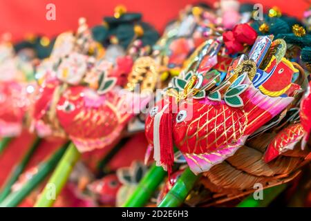 asakusa, giappone - novembre 08 2019: Rake auspious o kumade kisshō ornato con il folklore giapponese fortunati fascino come l'orata di mare e il dentice rosso di Foto Stock