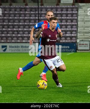 Betfred Cup - cuore di Midlothian v Inverness Caledonian Thistle,. Tynecastle Park, Edimburgo, Midlothian, Regno Unito. 06/10/2020. I cuori ospitano Inverness Caledonian Thistle nella Betfred Cup al Tynecastle Park, Edimburgo. PIC mostra: Il difensore di Hearts, Jamie Brandon, rompe attraverso la difesa di Caley. Credito: Ian Jacobs Foto Stock