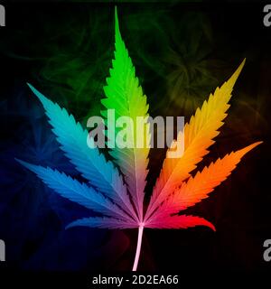 Una foglia di cannabis multicolore in blu, verde, giallo, arancione e rosso su una struttura di fondo scura della cannabis Foto Stock