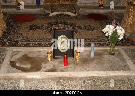 Monastero di Snagov, Contea di Ilfov, Romania. La supposta tomba di Vlad l'Impalatore nella chiesa medievale. Foto Stock