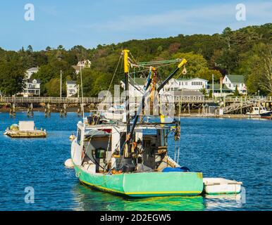 Barca di aragosta ormeggiata a Boothbay Harbour, un villaggio costiero del Maine Foto Stock