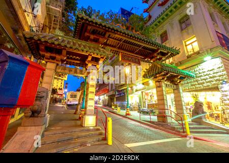 San Francisco, California, Stati Uniti - 16 agosto 2019: Ingresso a Chinatown, un cancello di architettura cinese, drago porta il più grande cinese Foto Stock