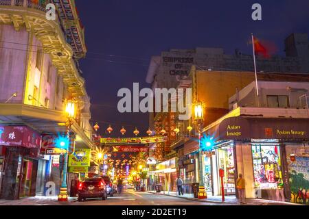 San Francisco, California, Stati Uniti - 16 agosto 2019: Lanterne cinesi illuminate all'ingresso di Chinatown la più grande comunità cinese al di fuori di Foto Stock