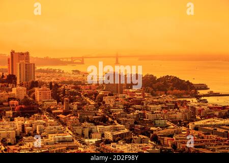 Cielo arancione fumoso dello skyline di San Francisco. La California spara negli Stati Uniti. Composizione sul fuoco selvatico e sul concetto di cambiamento climatico. Foto Stock