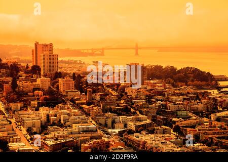 Cielo arancione foggy dello skyline di San Francisco. Incendi in California negli Stati Uniti d'America. Composizione dei concetti relativi agli incendi e ai cambiamenti climatici. Foto Stock