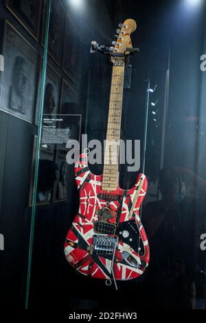 Los Angeles, California, Stati Uniti. 6 Ott 2020. Una chitarra Eddie Van HalenÃs è esposta alla California Rockwalk of Fame di Los Angeles, martedì 6 ottobre 2020. Eddie Van Halen, il chitarrista principale che ha collaborato con il suo fratello batterista per creare Van Halen -- una delle più influenti e memorabili ''hair bands'' degli anni '80 -- è morto oggi dopo una battaglia con il cancro all'età di 65 anni. Credit: Ringo Chiu/ZUMA Wire/Alamy Live News Foto Stock