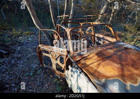 Vecchio relitto dell'automobile arrugginito Foto Stock