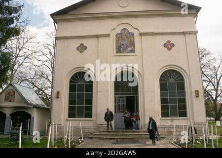 Monastero di Ghighiu, nella contea di Prahova, in Romania. Persone al di fuori della chiesa ortodossa cristiana del XIX secolo. Foto Stock