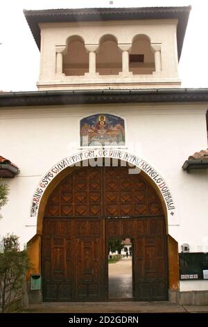 Ingresso al Monastero Cristiano Ortodosso di Ghighiu nella Contea di Prahova, Romania. Iscrizione che dice: "Beato colui che viene nel nome del Signore!" Foto Stock