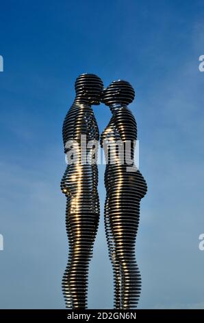 Ali e Nino amano la storia arte statua in metallo con le montagne E mare Batumi Georgia Foto Stock