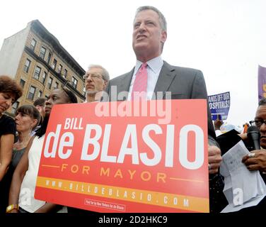 NEW YORK, NY - AGOSTO 19: Candidato democratico per il Sindaco e l'Avvocato pubblico Bill de Blasio parla come attore, cantante e sostenitore Harry Belaconte e attrice Susan Sarandon guardare su un 'Hospitals Not Condos' rally nel West Village il 19 agosto 2013 a New York City. De Blasio ha chiesto un'assistenza sanitaria di qualità per tutti i newyorkesi e la fine degli ospedali urbani. Persone: Bill de Blasio credito: Hoo-me / MediaPunch Foto Stock