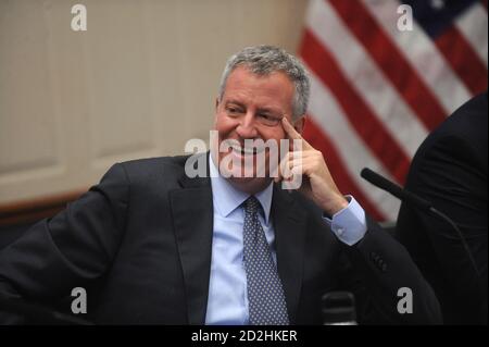 NEW YORK, NY - 04 AGOSTO: Il commissario per la NYPD James o'Neill, in partenza dal commissario per la NYPD William Bratton e dal sindaco di New York Bill De Blasio presiedere una conferenza stampa sulle statistiche aggiornate del crimine presso un Police Plaza il 4 agosto 2016 a New York City persone: Bill de Blasio Credit: Hoo-me / MediaPunch Foto Stock