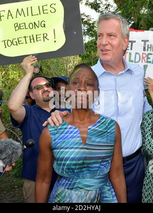 HOMESTEAD, FLORIDA - GIUGNO 27: Presidente democratico speranza sindaco di NY Bill de Blasio, Chirlane McCray si trova su una scala mentre guarda nella struttura che tiene i bambini migranti di fronte a un centro di detenzione. Il controverso centro di detenzione a scopo di lucro ospita circa 2,300 bambini dai 13 ai 17 anni, che sono stati messi nelle cure del Dipartimento della Salute e dei servizi umani dopo essere stati detenuti al confine il 27 giugno 2019.il 26 giugno 2019 a Homestead Florida persone: NY Sindaco Bill de Blasio, Chirlane McCray credito: Hoo-me / MediaPunch Foto Stock