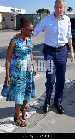 HOMESTEAD, FLORIDA - GIUGNO 27: Presidente democratico speranza sindaco di NY Bill de Blasio, Chirlane McCray si trova su una scala mentre guarda nella struttura che tiene i bambini migranti di fronte a un centro di detenzione. Il controverso centro di detenzione a scopo di lucro ospita circa 2,300 bambini dai 13 ai 17 anni, che sono stati messi nelle cure del Dipartimento della Salute e dei servizi umani dopo essere stati detenuti al confine il 27 giugno 2019.il 26 giugno 2019 a Homestead Florida persone: NY Sindaco Bill de Blasio, Chirlane McCray credito: Hoo-me / MediaPunch Foto Stock