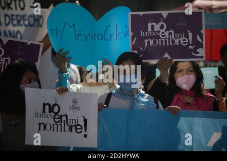 Città del Messico, Messico. 06 ottobre 2020. I manifestanti del fronte Nazionale per la Famiglia prendono parte a una protesta contro la legalizzazione dell'aborto nel paese, fuori dal Senato del Messico, mentre i senatori discutono la modifica di una legge per la depenalizzazione o meno dell'aborto a Città del Messico, Messico. (Foto di Eyepix Group/Pacific Press) Credit: Pacific Press Media Production Corp./Alamy Live News Foto Stock