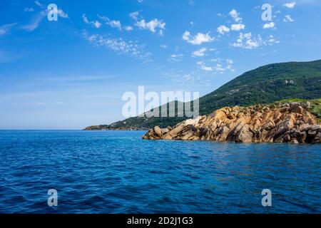 Vista della costa rocciosa dell'isola del Giglio (Grosseto, Toscana, Italia). Foto Stock