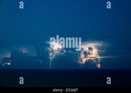 Miami Beach Florida,Atlantic Ocean Water,Lightning,Bolt,nubi al suolo CG,tempesta temporale notte meteo,i visitatori viaggiano tour Foto Stock
