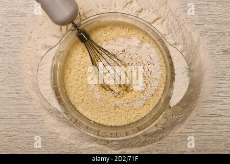 Mescolare gli ingredienti per preparare l'impasto di lievito con un frullatore, in una padella trasparente. Foto Stock