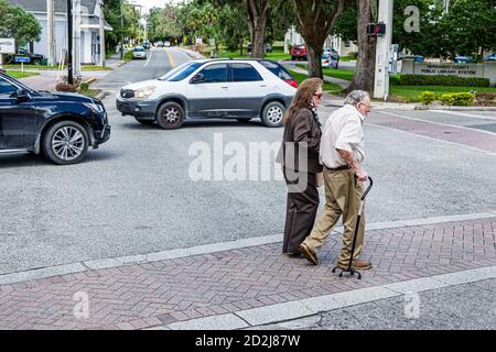 Brooksville Florida,anziani anziani anziani anziani cittadini pensionati pensionati pensionati anziani,anziani,camminare con la canna,attraversare strada,lento,uomo uomini ma Foto Stock