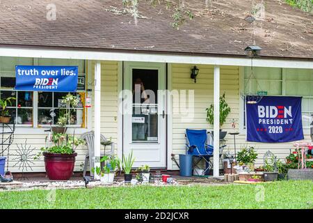 Brooksville Florida,campagna politica elettorale presidenziale 2020,Joe Biden,candidato democratico,bandiere di segnaletica politica del cortile,giardino,porta,verità su l Foto Stock