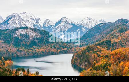 Vista sul lago Alpsee e sulle montagne circostanti dal Castello di Neuschwanstein. Baviera. Germania Foto Stock