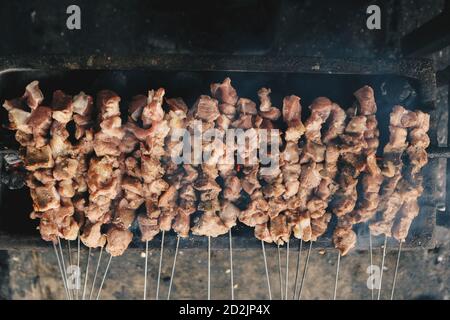 Grigliate Sate Klatak su grill al carbone. Il klathak di Sate è un piatto di satay di capra o di satay di mutton, originario di Yogyakarta, Indonesia. Foto Stock