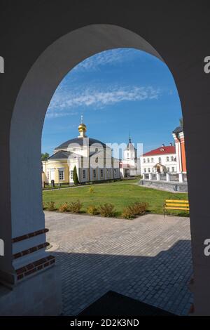 Vista dal portico della Cattedrale di San Sergio di Radonezh nel monastero di Trinity-Sergius Varnitsky, Rostov Veliky, Yaroslavl Regione, Russia. Foto Stock