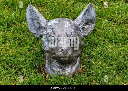 Londra, Regno Unito. 06 ottobre 2020. Un animale fa parte della scultura uomo-animali-mostri di Patrick Goddard durante la mostra Fregio scultura 2020 al Regent's Park. Credit: SOPA Images Limited/Alamy Live News Foto Stock