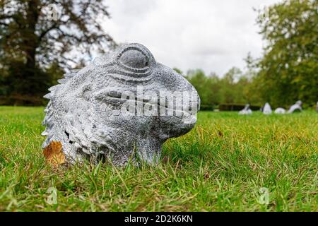 Londra, Regno Unito. 06 ottobre 2020. Una parte della testa rettile della scultura uomo-Animali-Mostri di Patrick Goddard durante la mostra Fregio scultura 2020 al Regent's Park. Credit: SOPA Images Limited/Alamy Live News Foto Stock