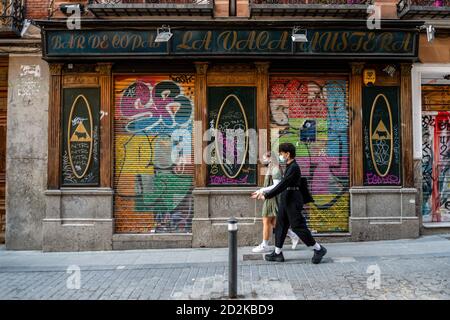 Madrid, Spagna. 06 ottobre 2020. Le persone che indossano maschere facciali che passano davanti a un bar chiuso nel quartiere di Malasaña.la Comunità di Madrid chiede al governo spagnolo di sospendere il confinamento nell'area metropolitana di Madrid per salvare l'economia, Tuttavia oggi la Spagna ha registrato quasi 12 mila infezioni di Covid 19 e più di 250 morti, quasi la metà di esso proviene dalla comunità di Madrid. Credit: SOPA Images Limited/Alamy Live News Foto Stock