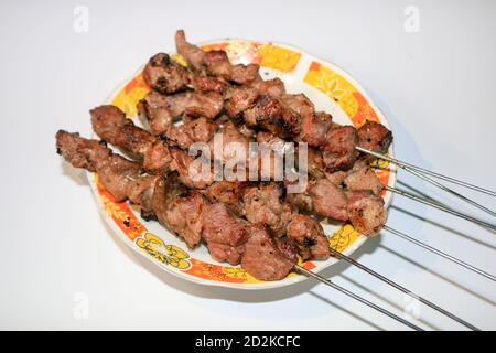 Sate Klathak o Klatak Satay è un piatto unico di capra satay o di mutton satay con bastone d'acciaio, satay tradizionale di Yogyakarta, Indonesia. Isolato su w Foto Stock