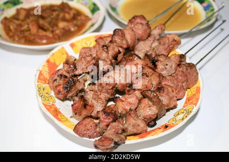 Sate Klathak o Klatak Satay è un piatto unico di capra satay o di mutton satay con bastone d'acciaio, satay tradizionale di Yogyakarta, Indonesia. Isolato su w Foto Stock