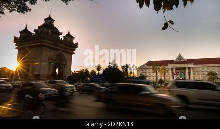 Vientiane. 31 Ott 2019. Foto scattata il 31 ottobre 2019 mostra una vista del parco di Patuxay a Vientiane, Laos. Il Laos è l'unico paese senza sbocco sul mare nel sud-est asiatico. Nella parte centrale del paese, la capitale Vientiane si trova sulla pianura alluvionale sul fiume Mekong, adatto per la pesca e la piantagione. Il Regno LAN Xang, la prima nazione multietnica unificata nella storia del Laos, spostò la sua capitale a Vientiane a metà del XVI secolo, e Vientiane prosperò gradualmente. Credit: Kaikeo Saiyasane/Xinhua/Alamy Live News Foto Stock