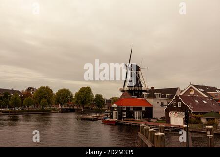 Haarlem, Paesi Bassi 05/16/2010: Vista panoramica di Windmill De Adriaan, un mulino a vento del XVIII secolo presso il fiume Spaarne ad Haarlem che è ora utilizzato come mu Foto Stock