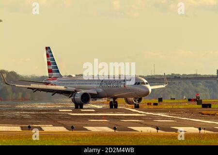 Washington DC, USA 10/03/2020: Aeroporto nazionale Ronald Reagan. Un aereo passeggeri Airbus A321 gestito da American Airlines sta manovrando sul r Foto Stock