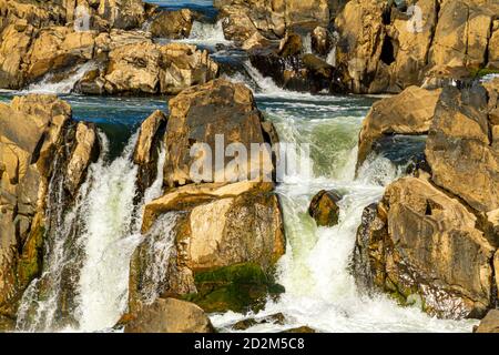Primo piano vista delle cascate nella regione delle cascate del fiume potomac. L'immagine è stata ripresa da una vista panoramica al parco delle Great Falls di virgini Foto Stock