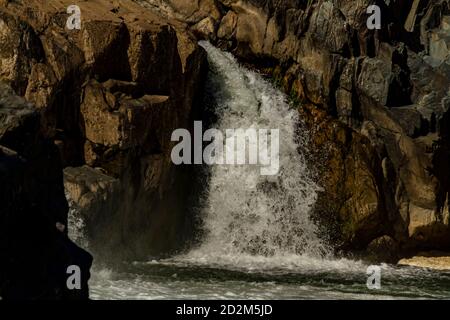 Primo piano vista delle cascate nella regione delle cascate del fiume potomac. L'immagine è stata ripresa da una vista panoramica al parco delle Great Falls di virgini Foto Stock