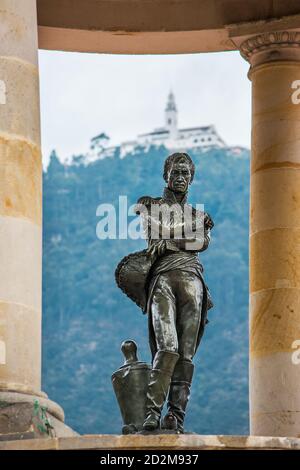 Statua di Simon Bolivar ubicata nel parco dei giornalisti di Gabriel Garcia Marquez a Bogotà. Questo monumento Simon Bolivar si trova vicino a Monserrate in Bogotá. Foto Stock