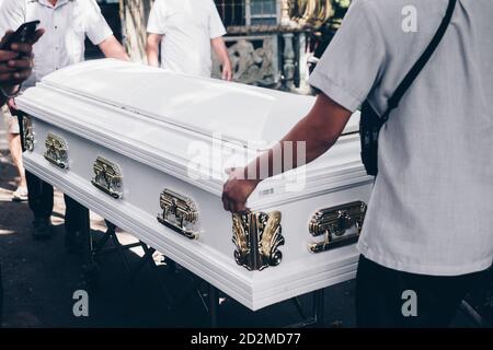 Primo piano di pallandieri che guidano il cazzo fuori durante la processione funeraria. Messa a fuoco selettiva. Foto Stock